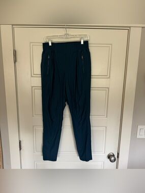 LULULEMON Athletica Lined Blue Windbreaker Type Pants Women’s Size 6